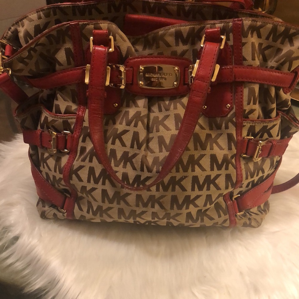 🎁🎁🎁 Classic and Classy Michael Kors Bag/ should bag and satchel handles